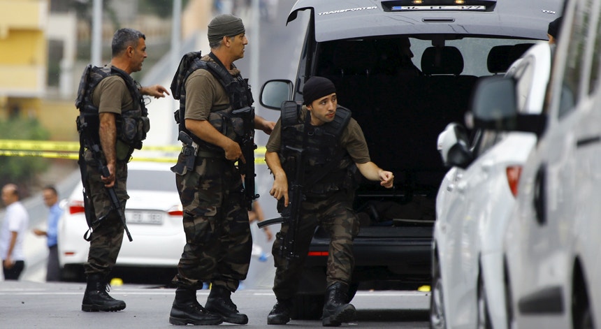 Uma unidade especial da polícia patrulha o bairro de Sultanbeyli depois do ataque a uma esquadra
