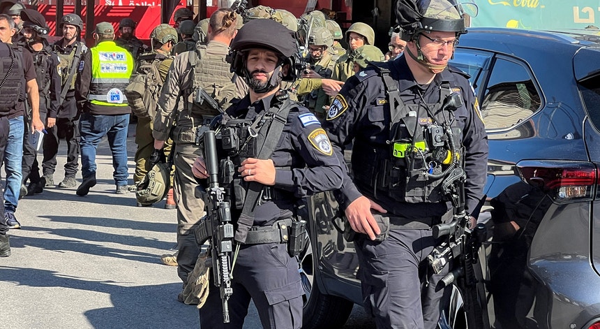 Imagem relacionada com a notícia: Homens armados abrem fogo contra autocarro com israelitas na Cisjordânia