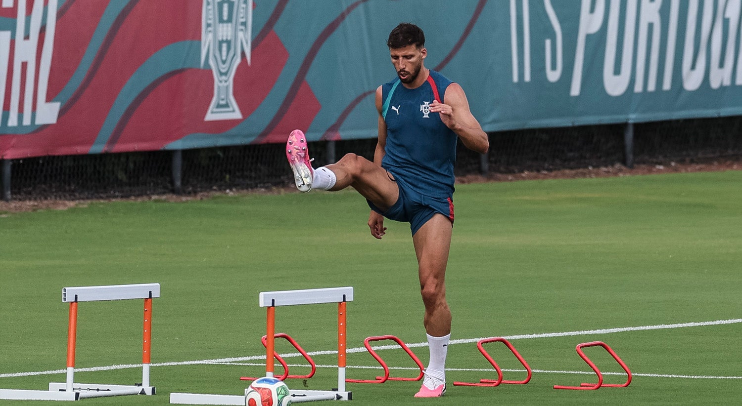 Portugal come�a sem Ruben Dias