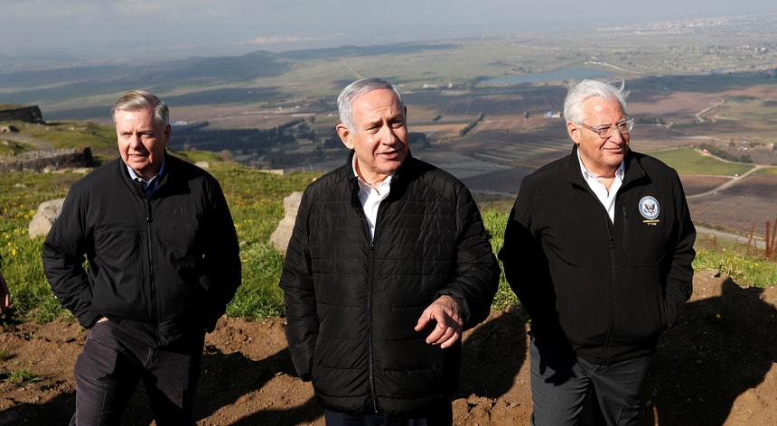 Netanyahu em visita aos Montes Golã, entre o embaixador norte-americano David Friedman (dir.) e o senador republicano Lindsey Graham
