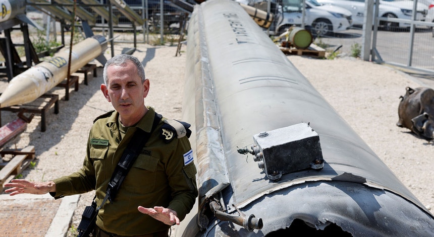 Autoridades israelitas exibem o que dizem ser um míssil balístico iraniano no Mar Morto
