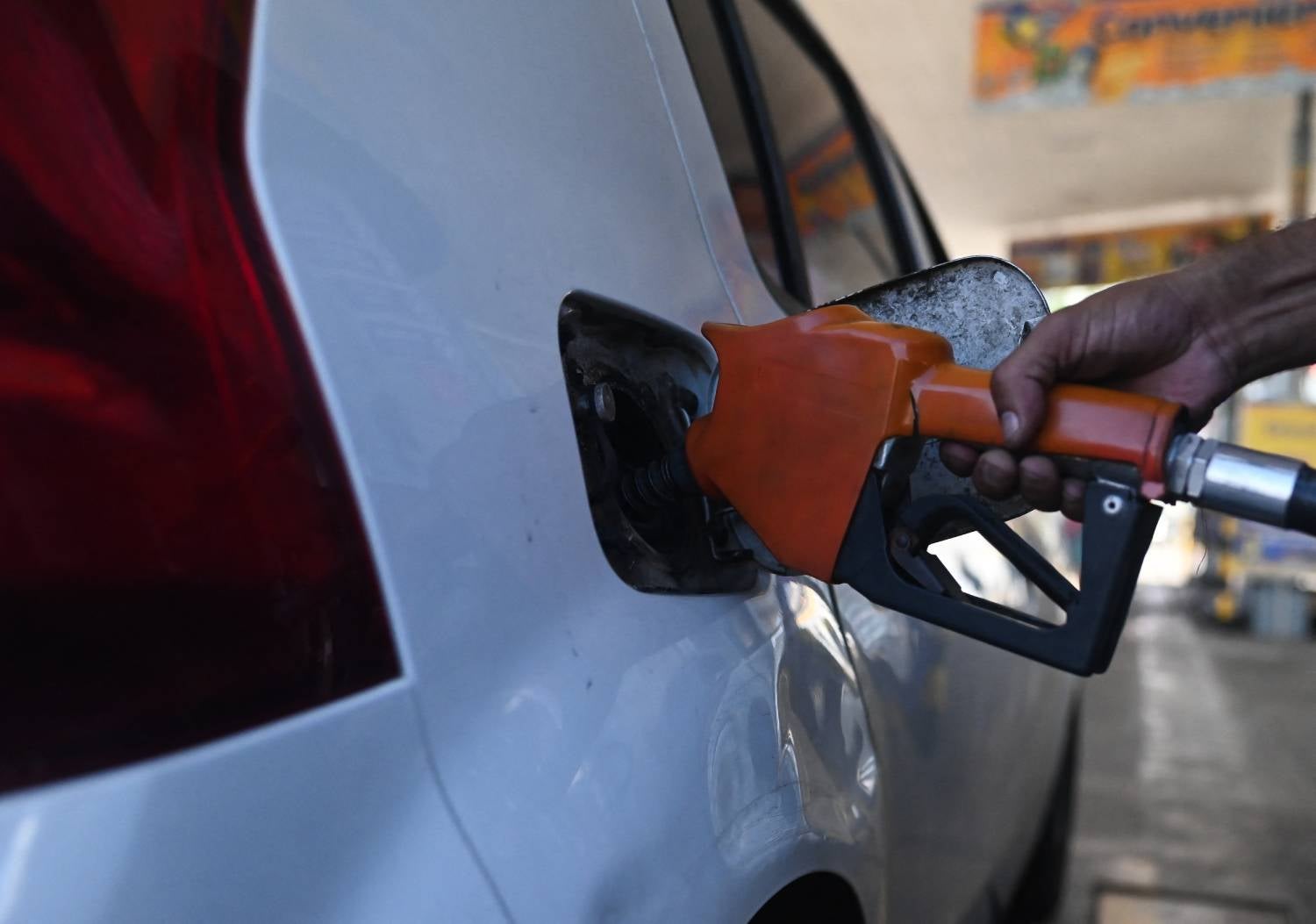 Brent sobe 5% e ultrapassa os 107 dólares