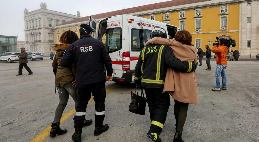 Assistência aos feridos no Terreiro do Paço, junto ao local do acidente
