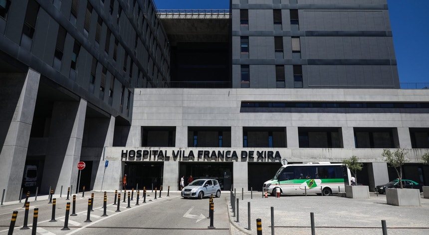 Trabalhadores de diferentes categorias profissionais estão hoje em greve no Hospital de Vila Franca de Xira
