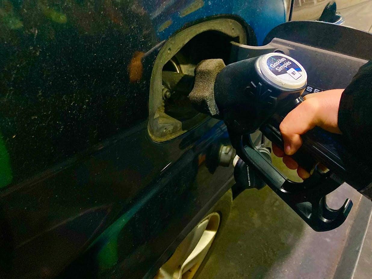 Preço eficiente cai para 1,912 euros na gasolina e 2,021 euros no gasóleo