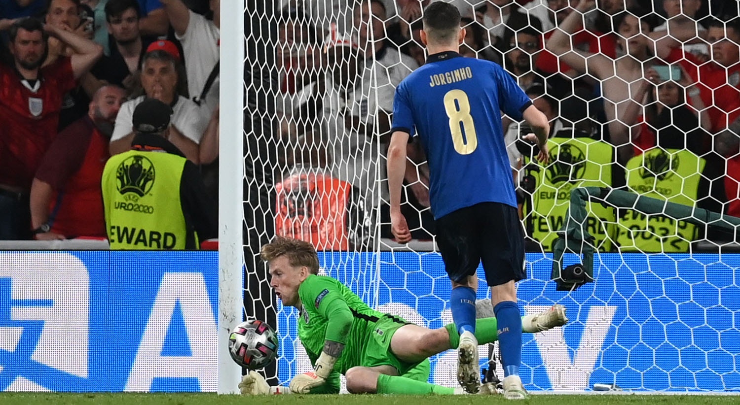  Na vez da It&aacute;lia, Jorginho rematou mas Pickford defendeu. | Foto: Paul Ellis - Reuters 