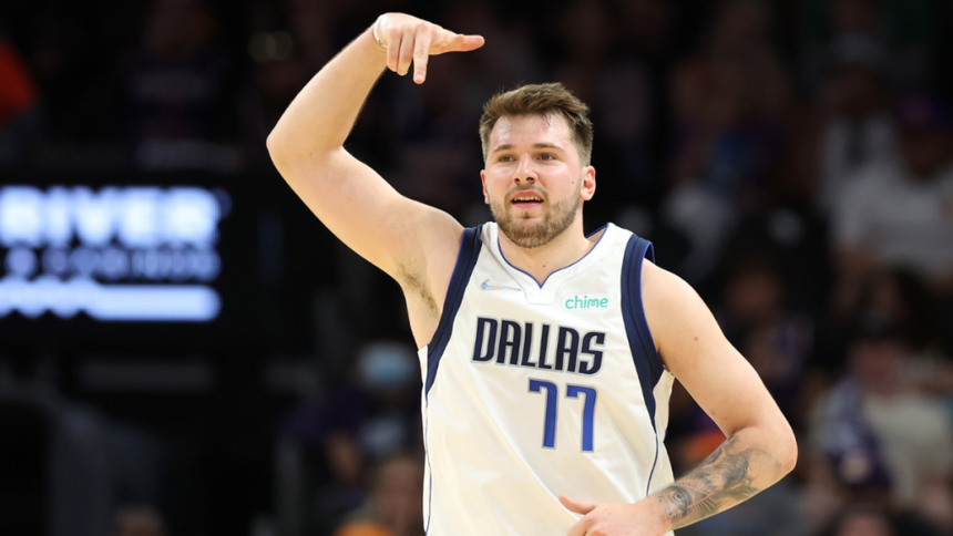 Luka Doncic comandou os Dallas Mavericks no triunfo frente aos Phoenix Suns
