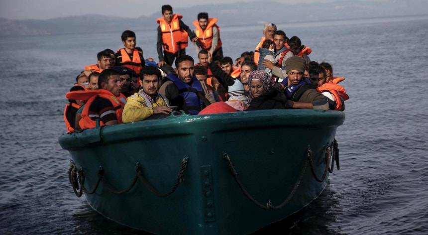 Pelo menos 14 pessoas morreram esta quarta-feira na sequência de um naufrágio ao largo da Turquia; estes migrantes tentavam chegar à Grécia
