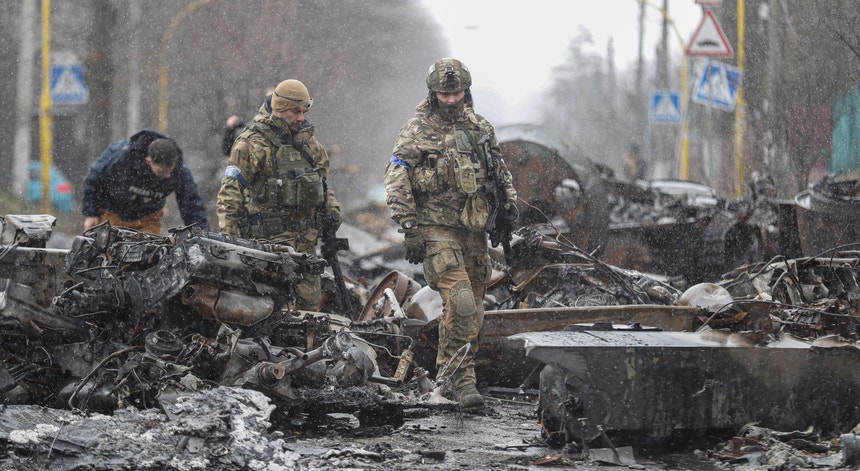 Equipamento militar destruído em Bucha, na região de Kiev
