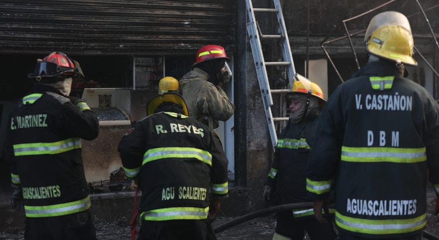Accidente entre tren y camión de combustible provoca enorme incendio en México