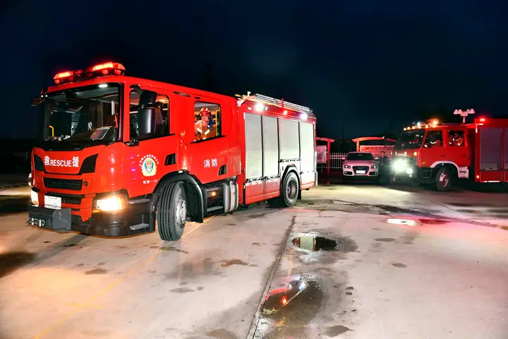 Os bombeiros responderam de imediato ao alerta
