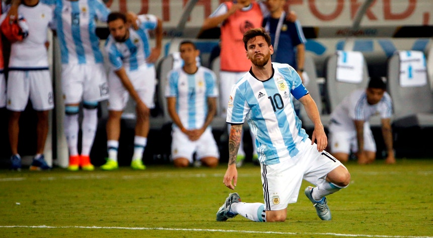 Messi não resistiu a mais uma derrota pela seleção e disse adeus à alvi-celeste
