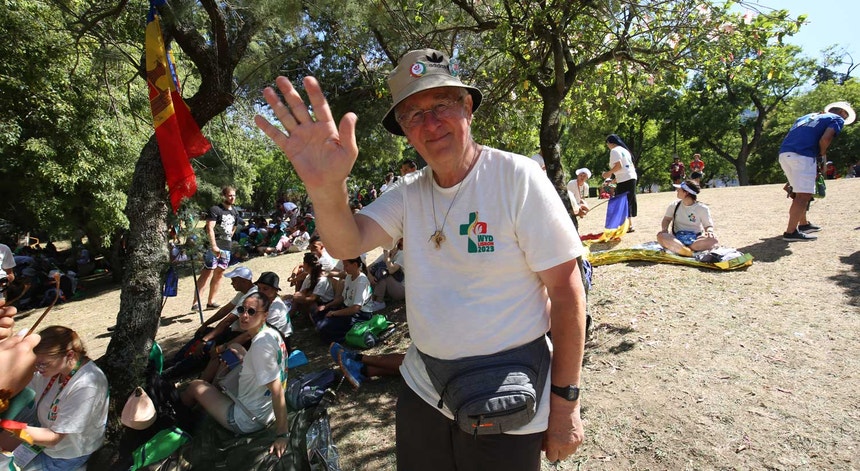 Na multidão, um padre italiano de 70 anos afirma que "temos de estar onde está a juventude".
