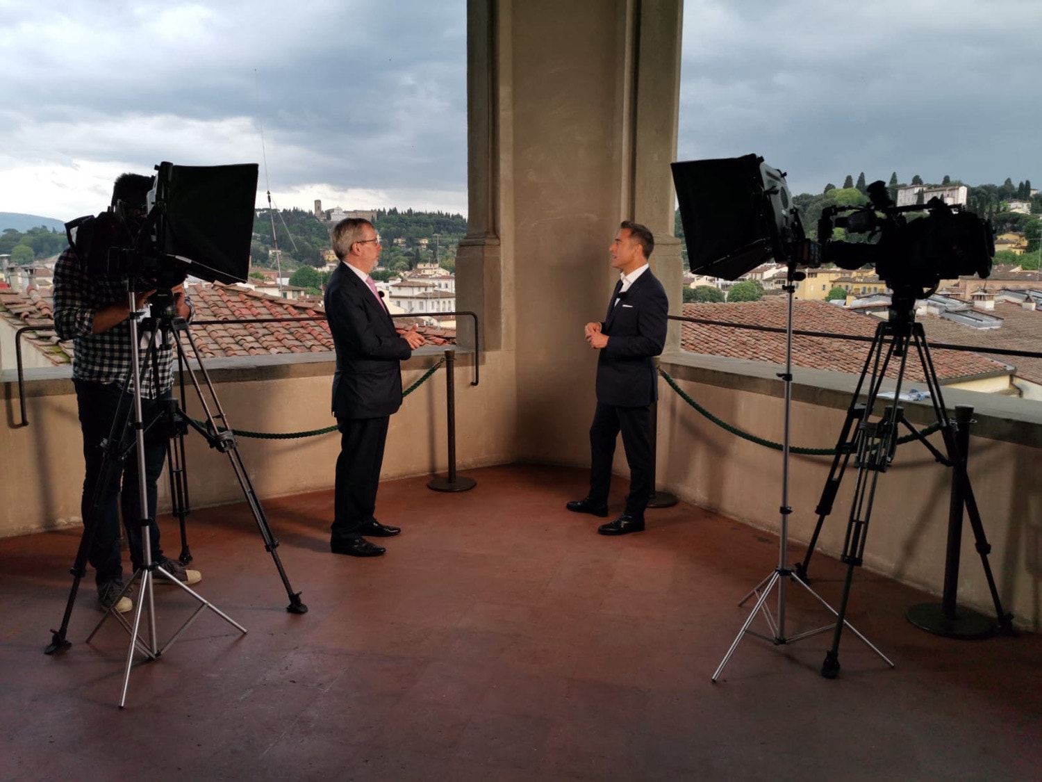  O Primeiro-ministro italiano, Giuseppe Conte, discursa para rematar a sess&atilde;o. Fonte: EUI 