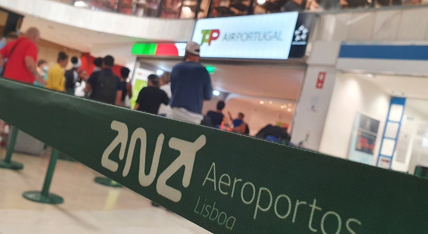Imagem de Passageiros em zona restrita do Aeroporto de Lisboa