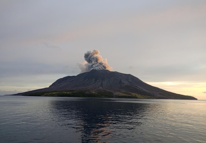Nova erupção do vulcão no monte Ruang volta a colocar as autoridades em alerta
