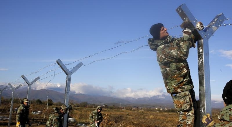 Os fotógrafos da Agência Reuters no local testemunharam o início dos trabalhos do exército da Macedónia. 
