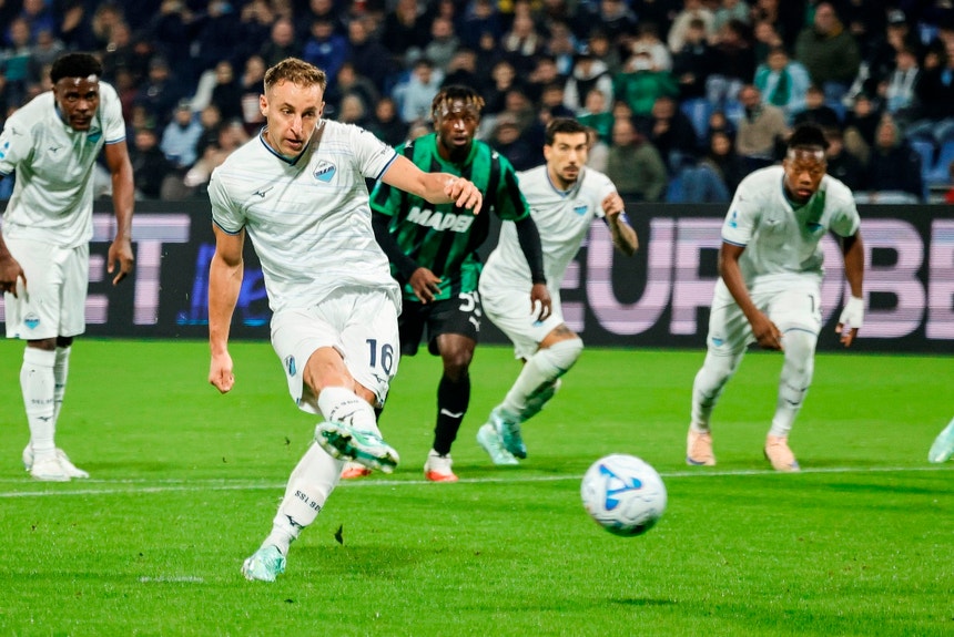 Lazio goleia e passa a líder isolado em Itália à condição