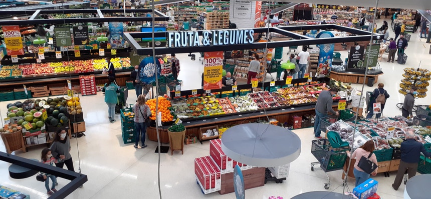 Combustíveis superam os dois euros por litro: "Mais cedo ou mais tarde" aumento vai sentir-se no supermercado
