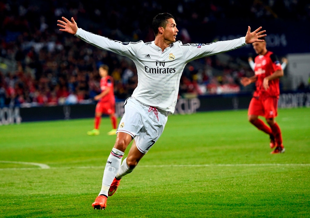  12 de agosto - Cristiano Ronaldo marca dois golos frente ao Sevilha e o Real Madrid vence a Superta&ccedil;a Europeia 