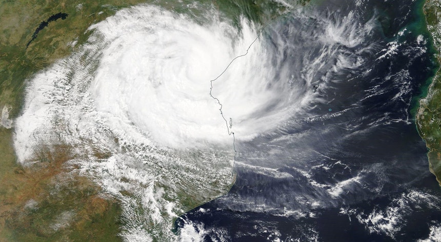 O ciclone atingiu a cidade da Beira, uma das maiores de Moçambique, na quinta-feira, tendo seguido depois para oeste, em direção ao Zimbabué e ao Malaui

