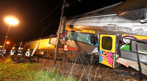 O choque frontal entre um Intercidades e um comboio regional terá feito 11 feridos ligeiros O choque frontal entre um Intercidades e um comboio regional terá feito 11 feridos ligeiros