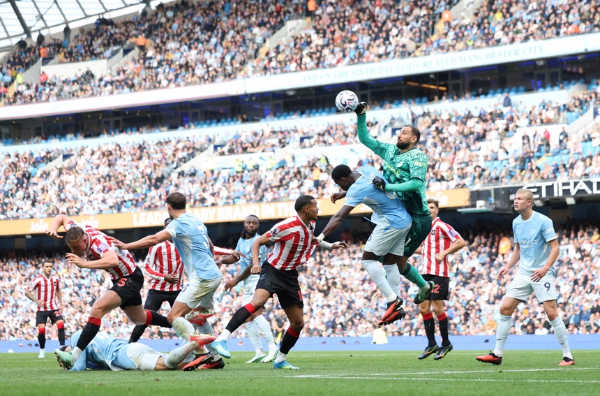 Manchester City assume liderança isolada da Premier League