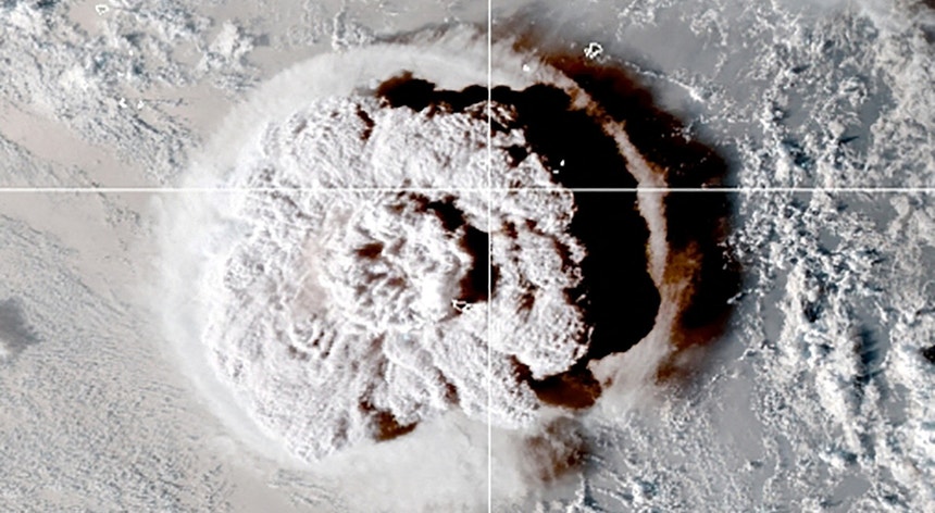 Imagem de satélite do "cogumelo" da erupção vulcânica

