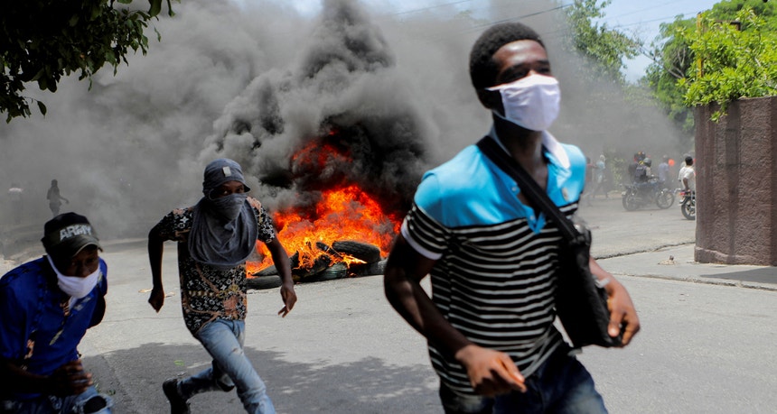 Protesto exige o fim da violência dos gangues, em Port-au-Prince, Haiti, a 14 de agosto de 2023. 
