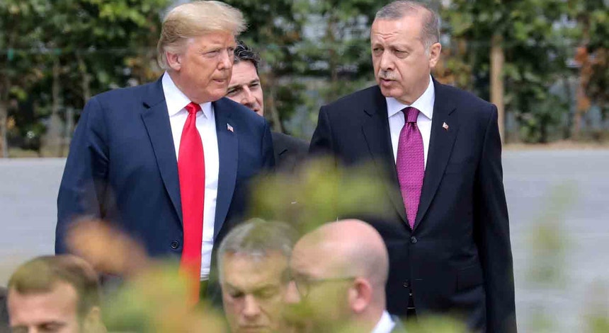 A conversa entre Donald Trump e Recep Tayyip Erdogan aconteceu à margem da cimeira da NATO
