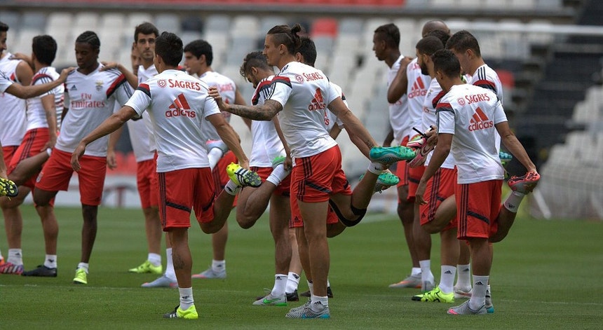A equipa do Benfica prepara na Cidade do México o jogo com o Monterrey
