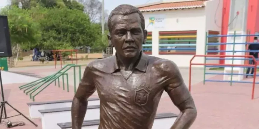 A estátua de Dani Alves foi retirada da sua cidade natal
