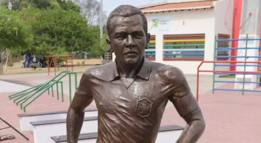 Cidade natal de Dani Alves retira estátua do atleta