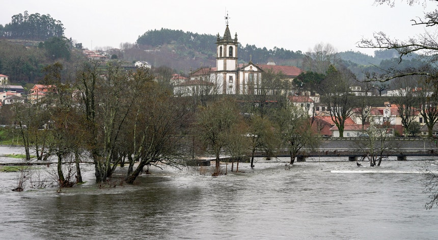 Depressão Kristin sucede a Joseph. A evolução do mau tempo em Portugal ao minuto