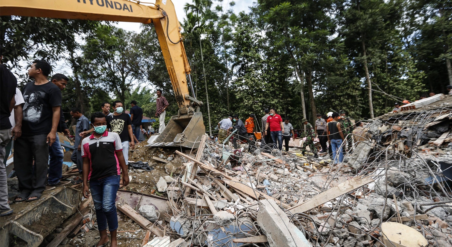  Pacientes prestam assist&ecirc;ncia a outros pacientes num hospital de Pidie Jaya. 