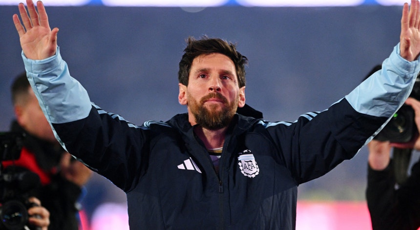 Ronaldo homenageia Messi: "Todo o meu respeito pelo que conquistaste com a Argentina"