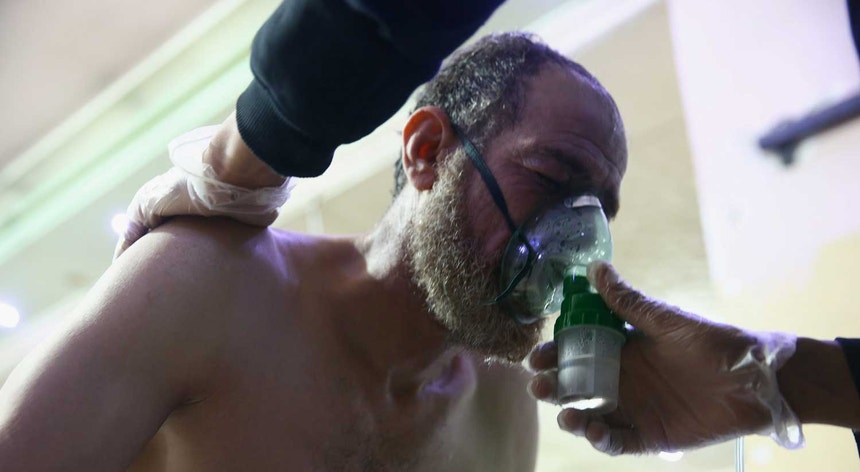 Imagem de um homem no hospital de Douma, em Ghouta Oriental, que terá sido alvo, no fim de semana, de um ataque com armas químicas
