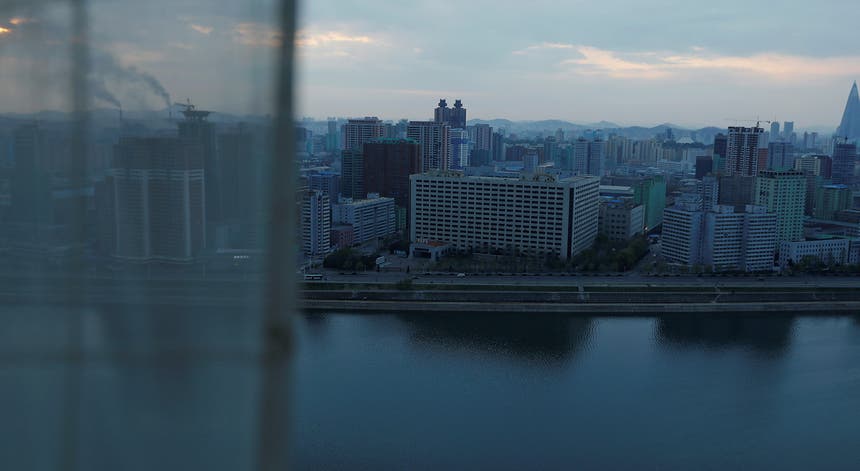 Fotografia de Pyongyang tirada da janela de um quarto de hotel. Foto: Damir Sagolj - Reuters Fotografia de Pyongyang tirada da janela de um quarto de hotel. Foto: Damir Sagolj - Reuters