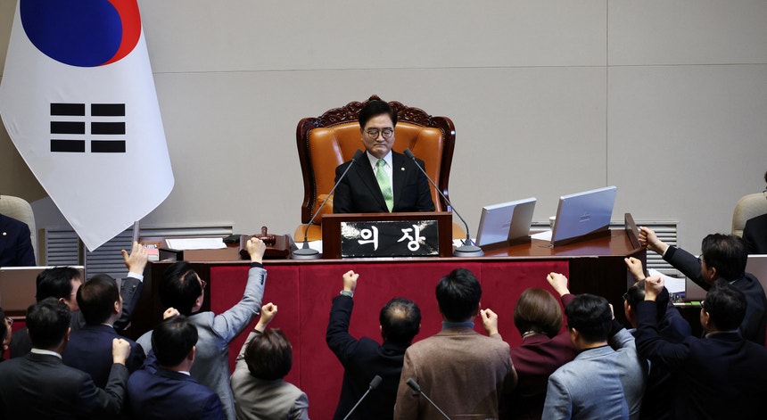 Imagem relacionada com a notícia: Os deputados acusam Han Duck-soo de ter "participado ativamente na insurreição" após a tentativa falhada do antecessor de introduzir a lei marcial. 
