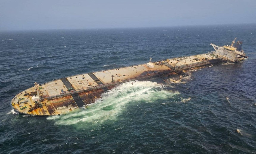 Navio da "frota fantasma" russa derrama petróleo na costa de Omã