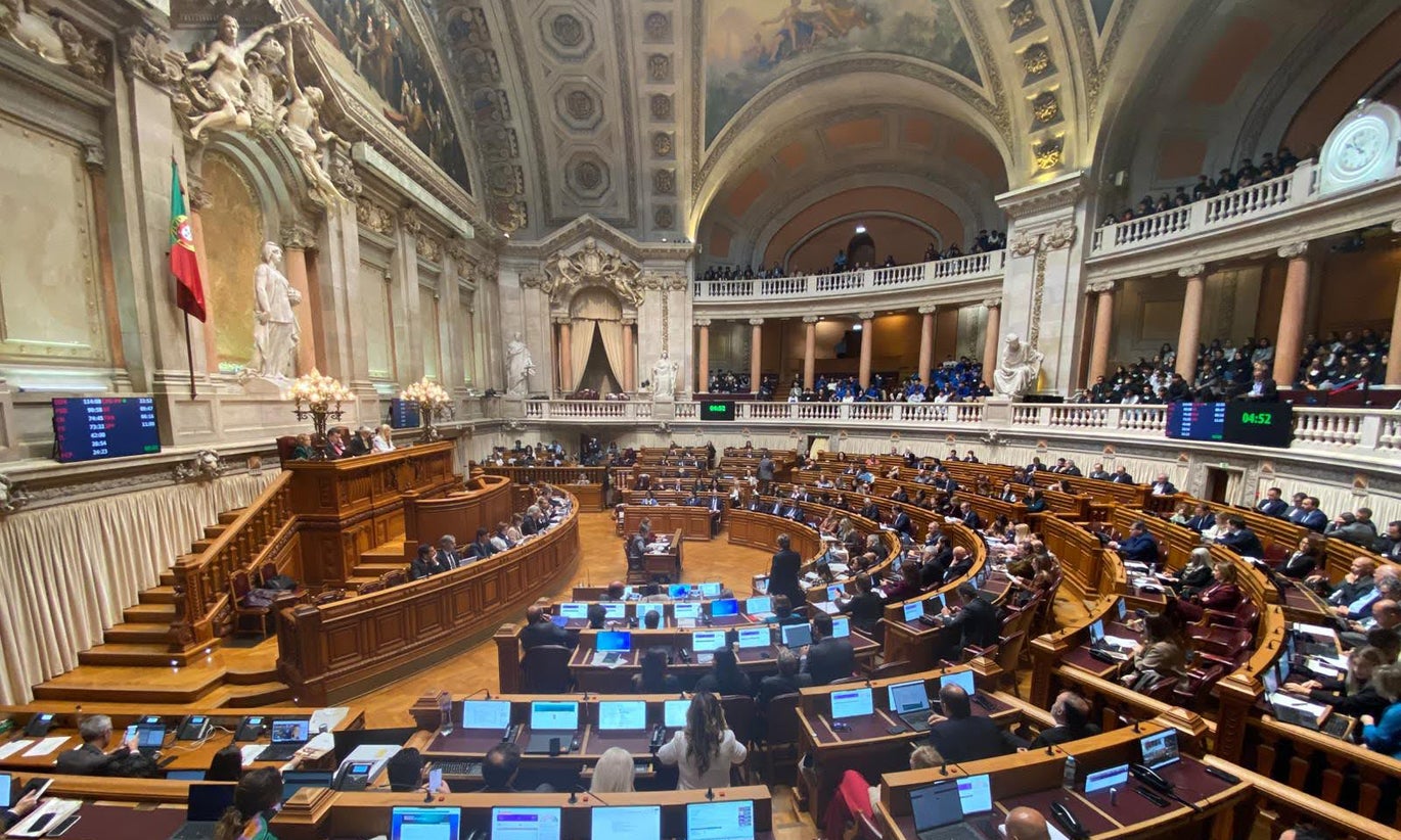 Parlamento chumba novas regras para empresas comunicarem contratações