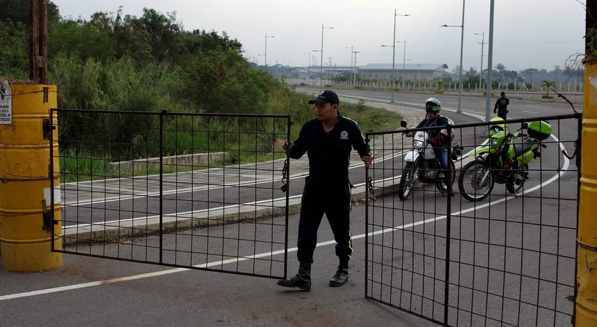 Os militares utilizaram um camião e um contentor de carga para bloquear a passagem pela ponte Tienditas

