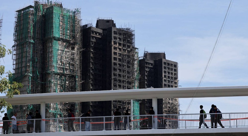 Imagem de Mais de 120 mortos. Concluído combate de dois dias a incêndio em torres de Hong Kong