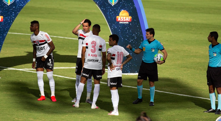 A equipa do São Paulo ainda esperou mas não foi possível realizar o jogo com o Goiás
