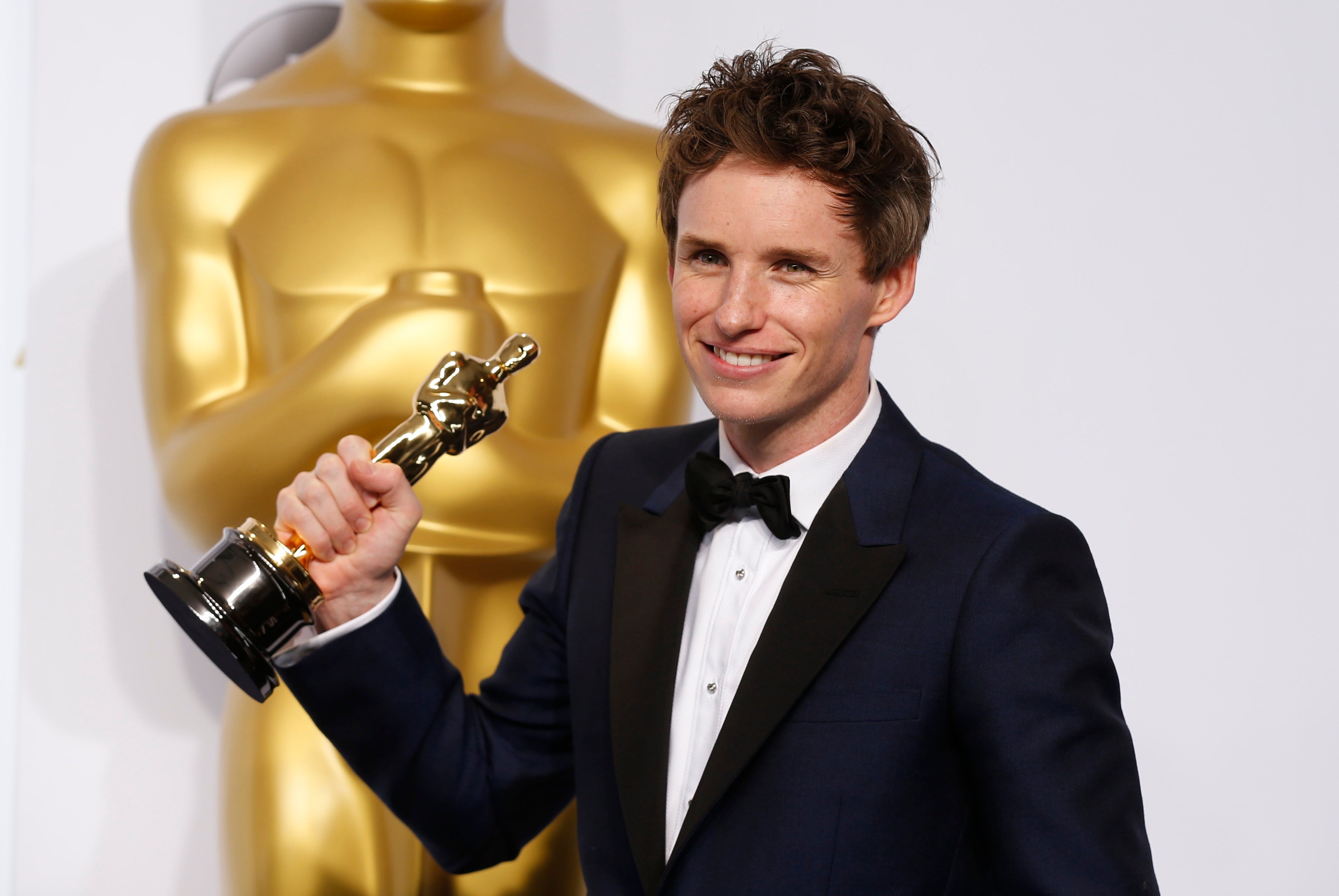 Eddie Redmayne posa com o &Oacute;scar de Melhor Ator (Foto: Lucy Nicholson, Reuters)
