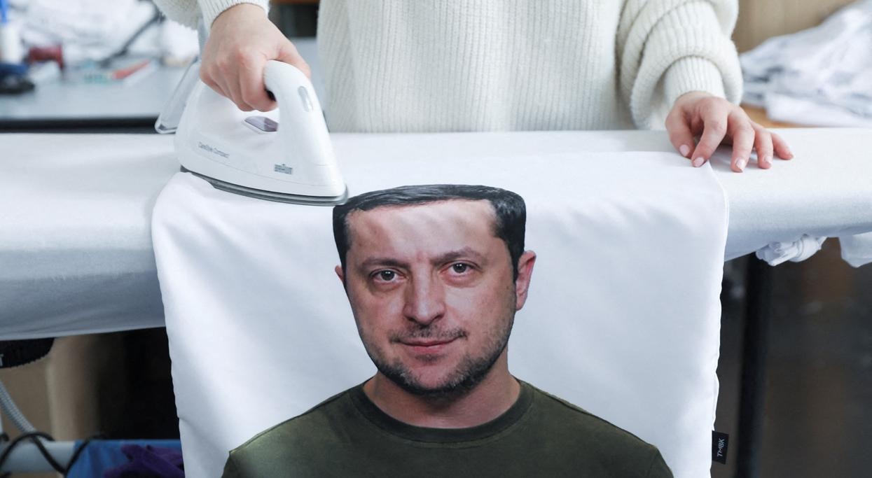  Capa para almofada com o rosto do presidente ucraniano impresso. Projeto checo para angariar ajudas para a Ucr&acirc;nia | Eva Korinkova - Reuters 