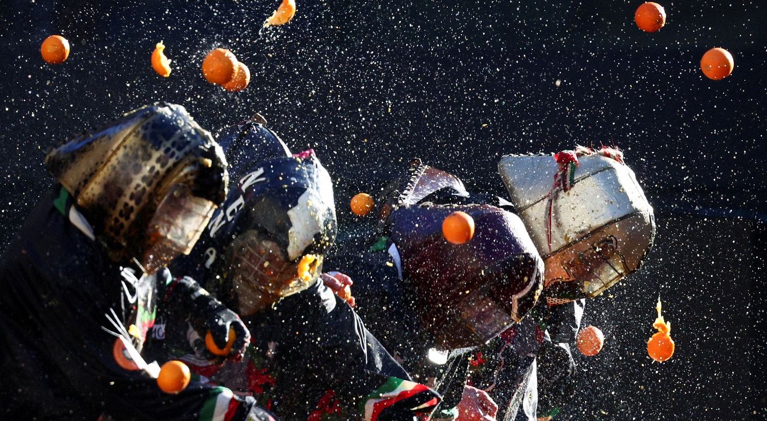  It&aacute;lia. Batalha de laranjas em Ivrea | Guglielmo Mangiapane - Reuters 