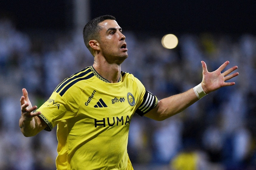 Imagem de Ronaldo marca no triunfo do Al Nassr e fica mais perto do objetivo final
