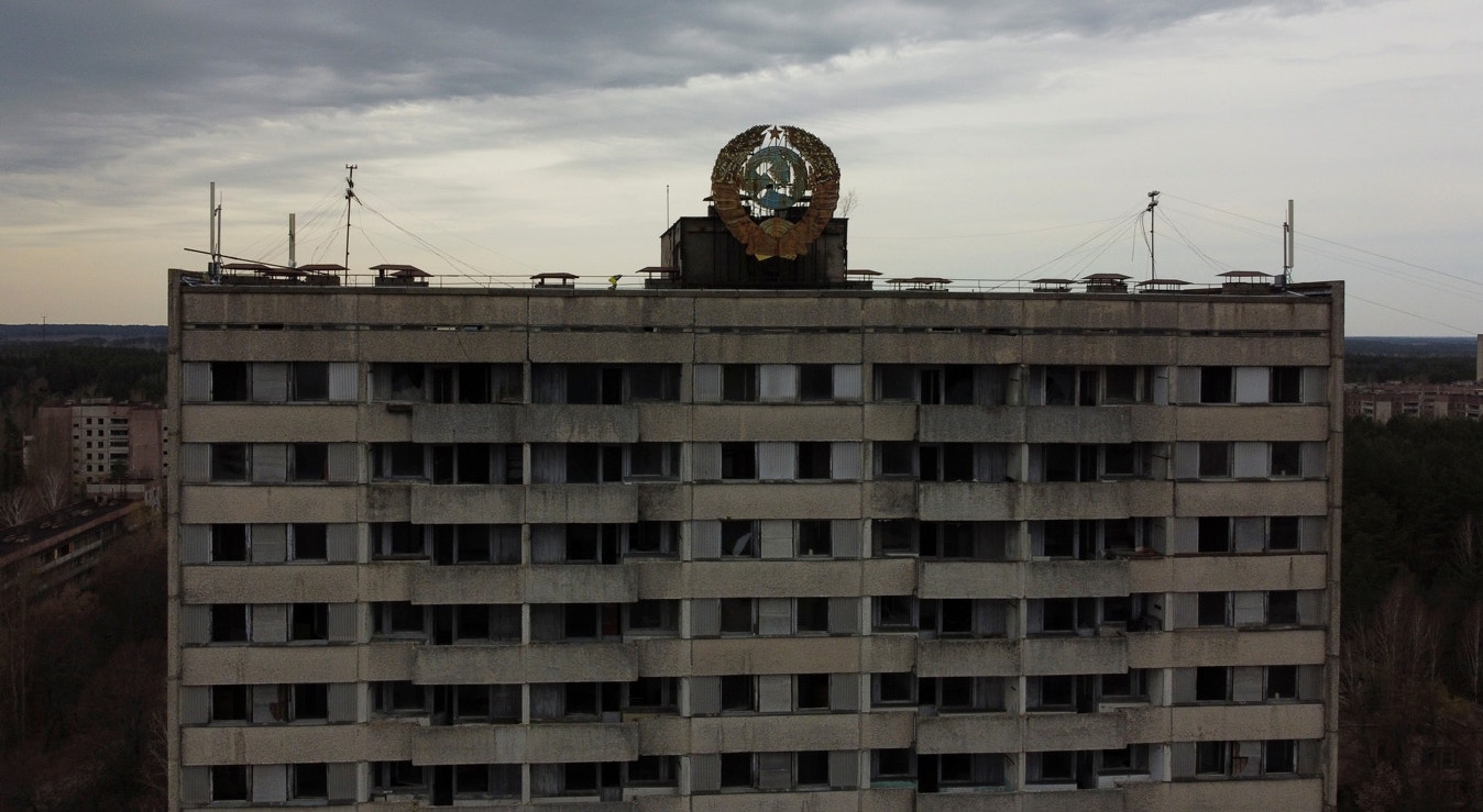  O bras&atilde;o da Uni&atilde;o Sovi&eacute;tica &eacute; visto no telhado de um edif&iacute;cio abandonado na cidade de Pripyat | Gleb Garanich - Reuters  