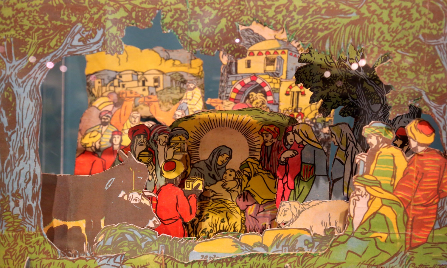  O cortejo que se apresenta em tr&ecirc;s expositores foi constru&iacute;do na &eacute;poca com as folhas originais, algumas das quais se encontram expostas. A sequ&ecirc;ncia dos ve&iacute;culos e personagens segue a ordem da publica&ccedil;&atilde;o das folhas, uma vez que a revista nunca elucidou sobre a articula&ccedil;&atilde;o do conjunto.  